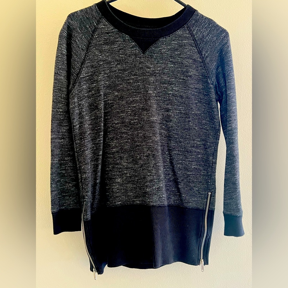 GAP Women’s black Sweatshirt Tunic with side zippers. Size XS